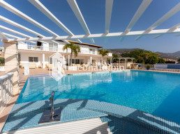 Diese einzigartige Immobilie befindet sich in einer ruhigen Gegend, ganz in der Nähe von Adeje.