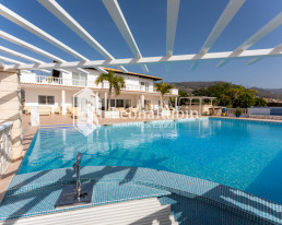 Diese einzigartige Immobilie befindet sich in einer ruhigen Gegend, ganz in der Nähe von Adeje.