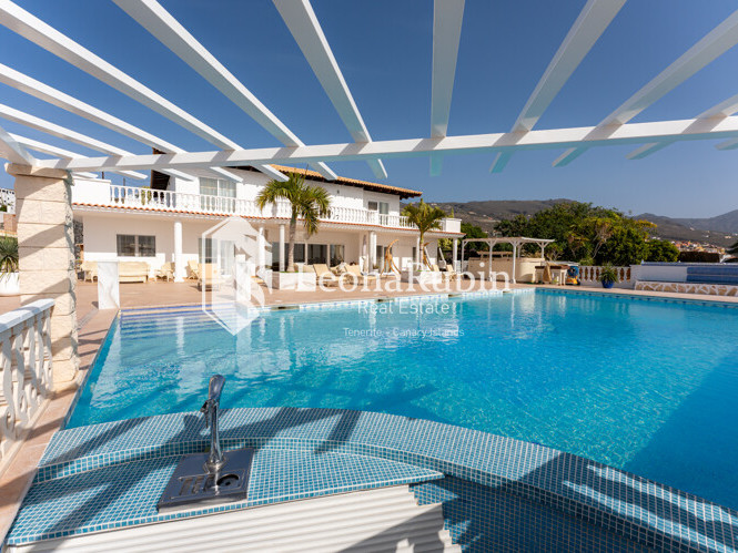 Diese einzigartige Immobilie befindet sich in einer ruhigen Gegend, ganz in der Nähe von Adeje.