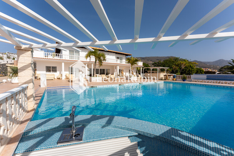 Diese einzigartige Immobilie befindet sich in einer ruhigen Gegend, ganz in der Nähe von Adeje.